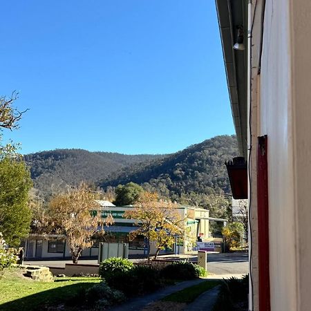 Colonial Bank Motel Omeo Kültér fotó